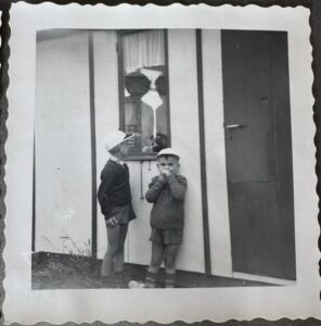 Gerard en Albert voor het huisje.